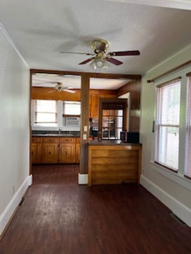 Building Photo - Adorable Downtown Marion Rental!