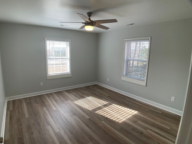 Building Photo - Modern Comfort and Convenience in the Heart of Durham