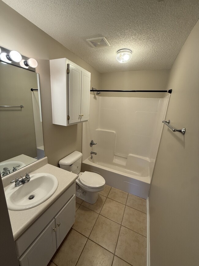 Building Photo - 115 Creeke Ln