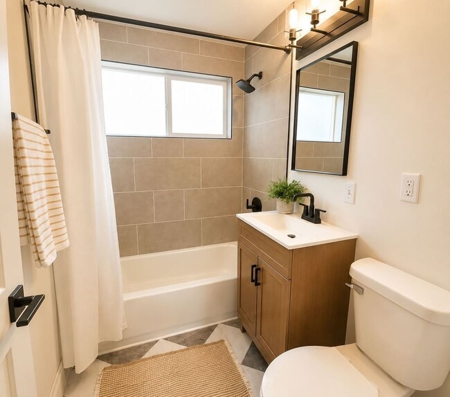 Building Photo - Fully Furnished 3BR | Renovated | All Utilities Included | Ideal for 30+ Day Stays
