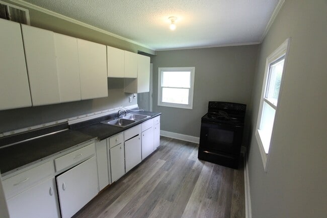 Building Photo - 725 Lucas St