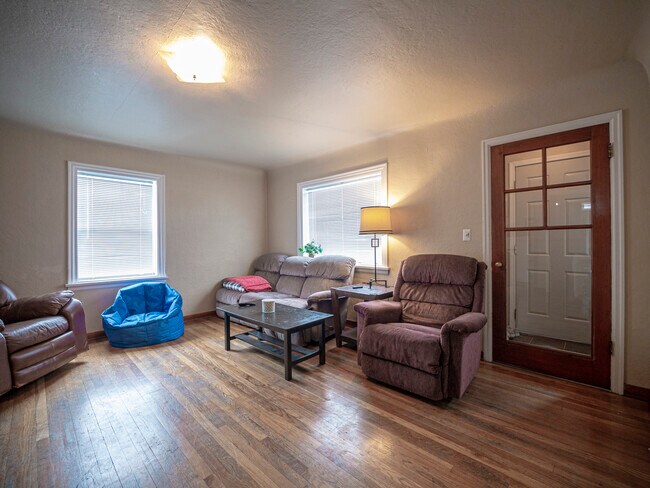 Building Photo - 1140 NE Lake St