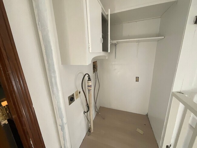 Building Photo - Spacious 3 bed, 1 1/2 bath, 1 car garage w...