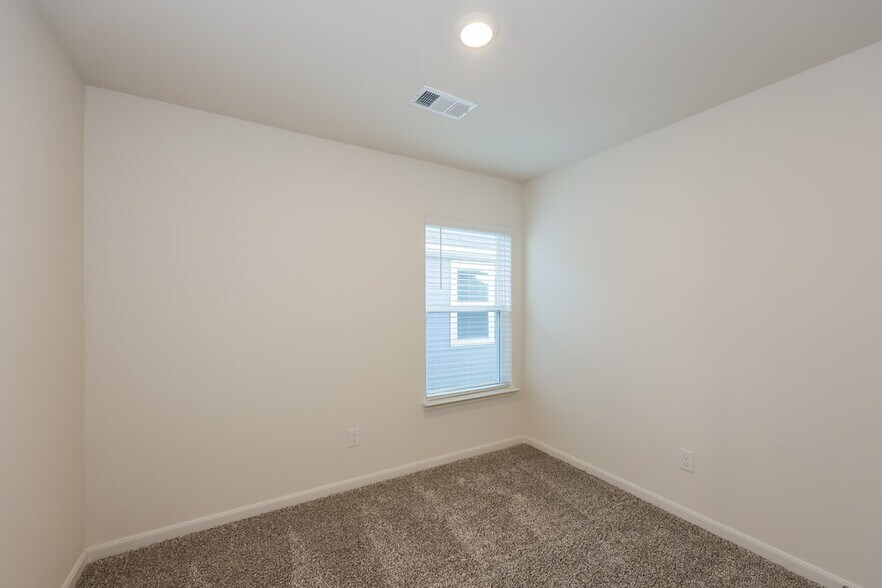 Building Photo - 1301 Redpine Dr