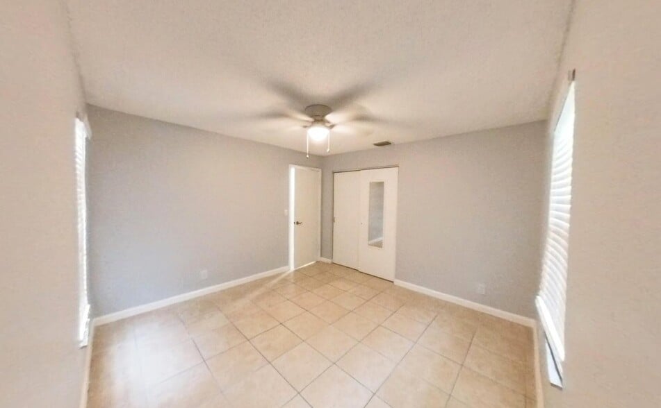 Building Photo - 141 NE 17th Ct