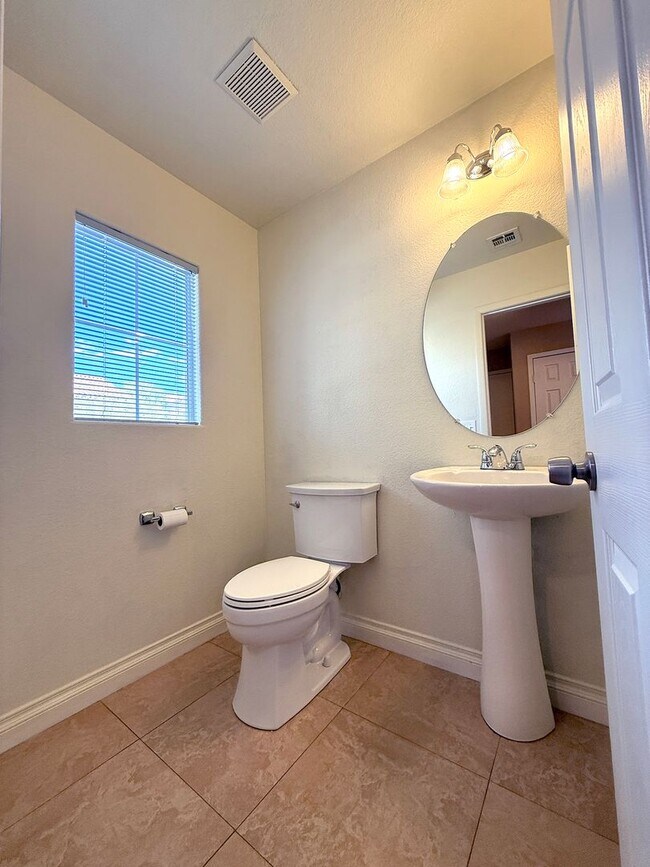 Building Photo - Great 3 bedroom home with open downstairs ...