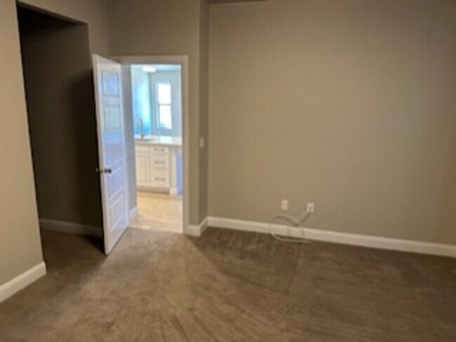 Building Photo - 4 Bedroom Condo With a Community Pool and ...