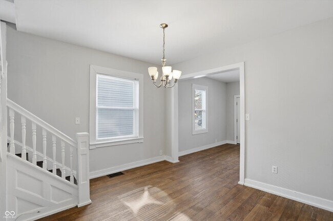 Building Photo - 512 N Beville Ave