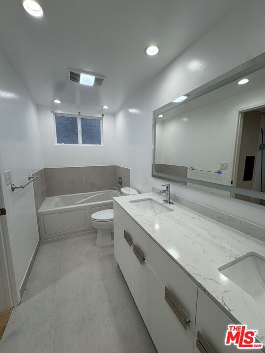 Building Photo - 8550 Holloway Dr
