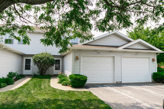 Building Photo - 3 bedroom / 2.5 bathroom Townhome for Rent...