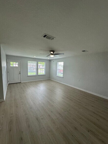 Building Photo - 133 Huisache St