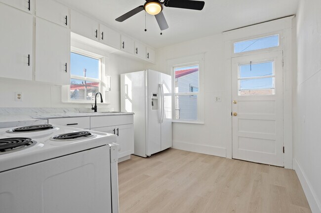 Building Photo - 707 E Front St