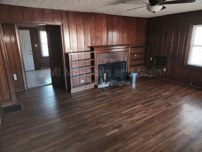 Building Photo - 2 Woodlands Dr