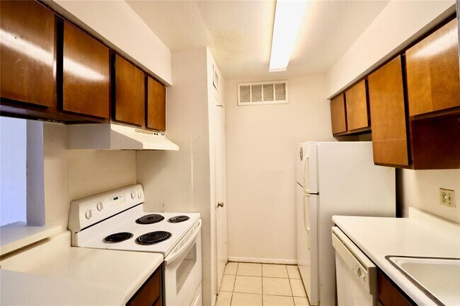 Building Photo - 9220 Bellwood Ln