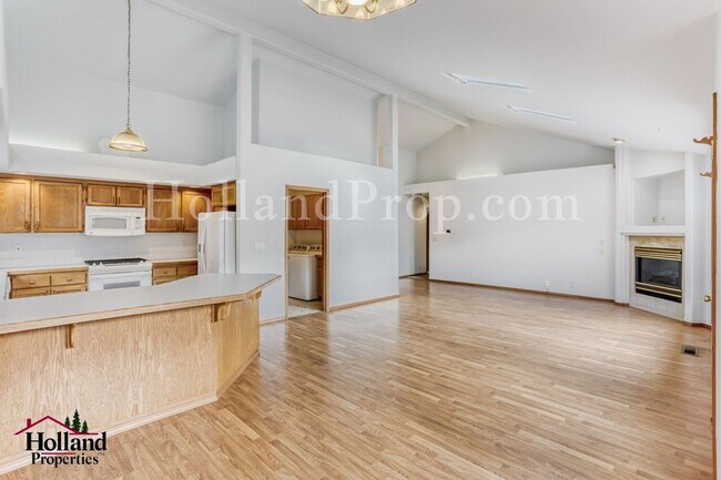 Building Photo - Pet-Friendly Hillsboro Home with Brand New Carpets and Fresh Paint!