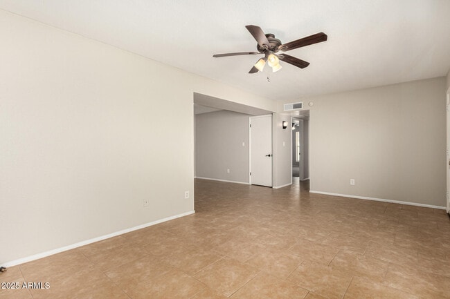 Building Photo - 425 W Pebble Beach Dr