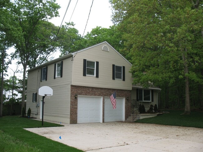 Building Photo - 13 Erma Dr