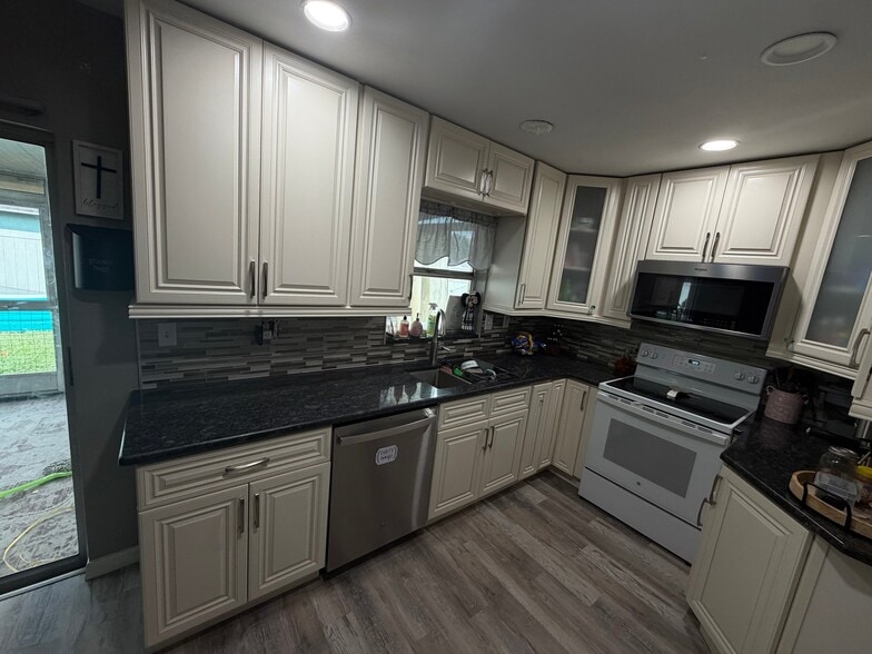 Building Photo - 819 Pebblewood Dr