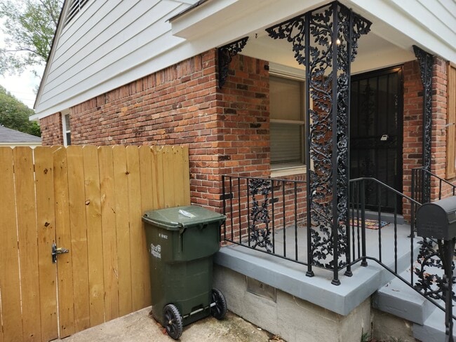 Building Photo - 1654 Ivy Rd