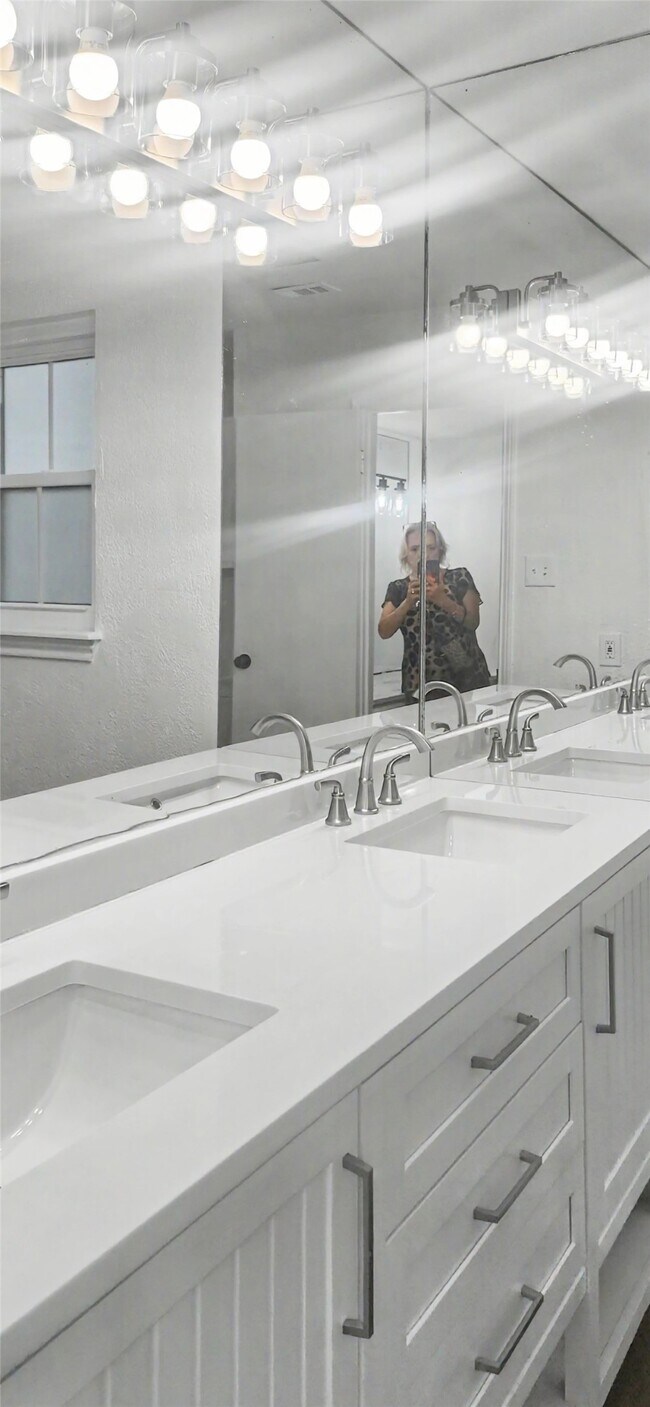 Building Photo - 12913 Trail Hollow Dr