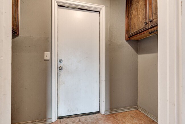 Building Photo - Updated Edmond Home with Newer Flooring