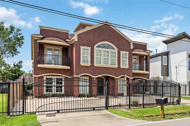 Building Photo - 5027 Creekmont Dr