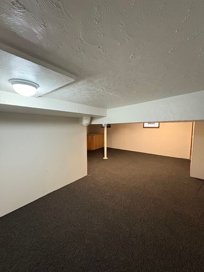 Building Photo - Large 4 bedrooms 2 full bathroom home for rent