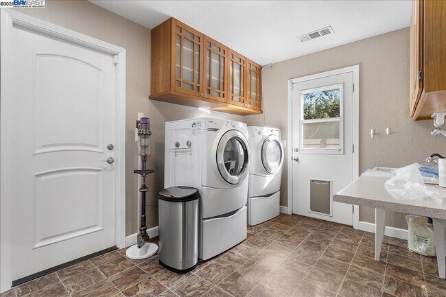 Building Photo - 75 Chadbourne Way