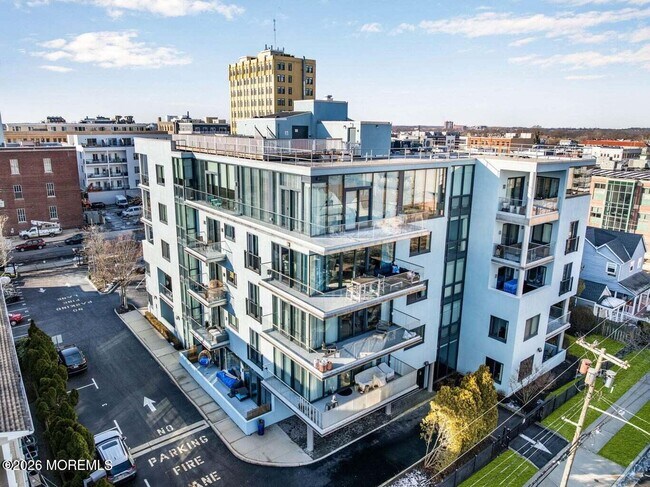 Building Photo - 510 Monroe Ave