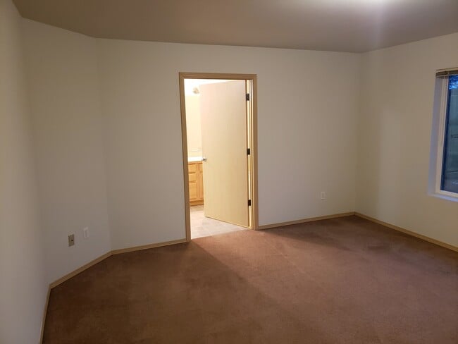 Building Photo - Gem Heights Spaciousness