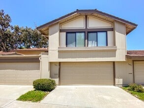 Building Photo - Two-Story 3 Bed, 2.5 Bath with Large Bonus...