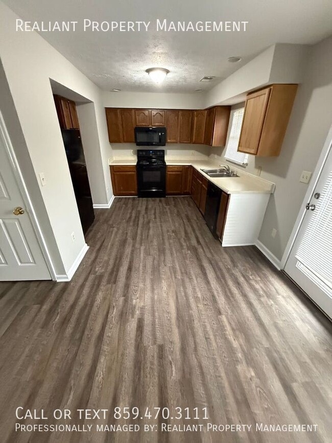 Building Photo - 221 Tanbark Dr