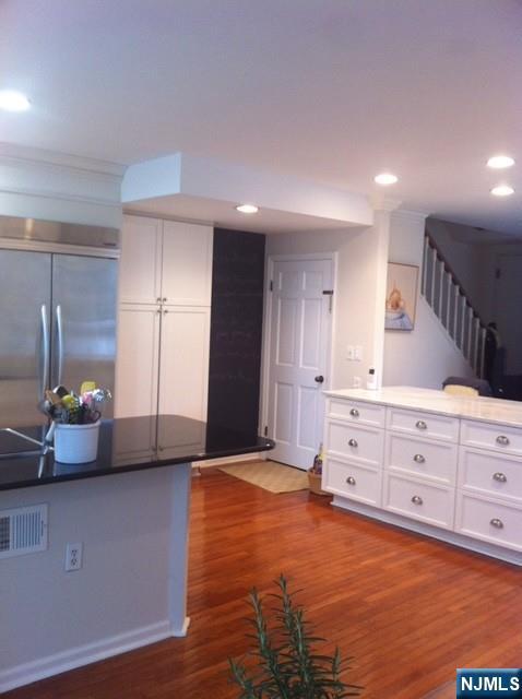 Building Photo - 50 Kings Ct