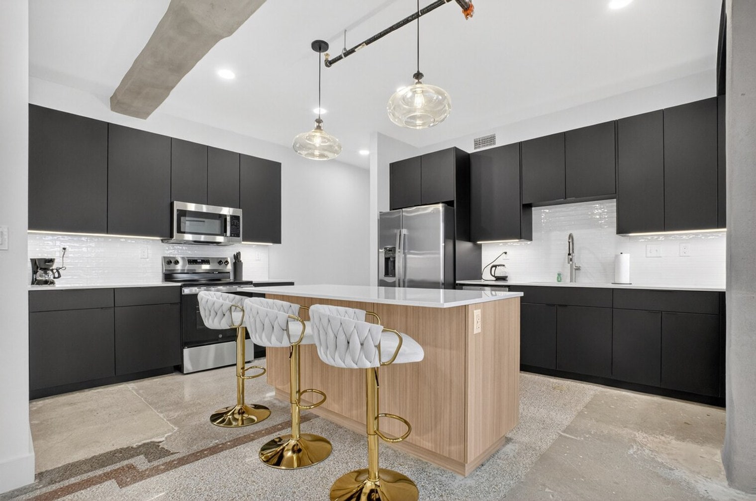 Building Photo - 100 W 5th St