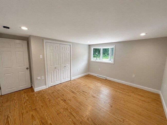 Building Photo - 33 Park Dr
