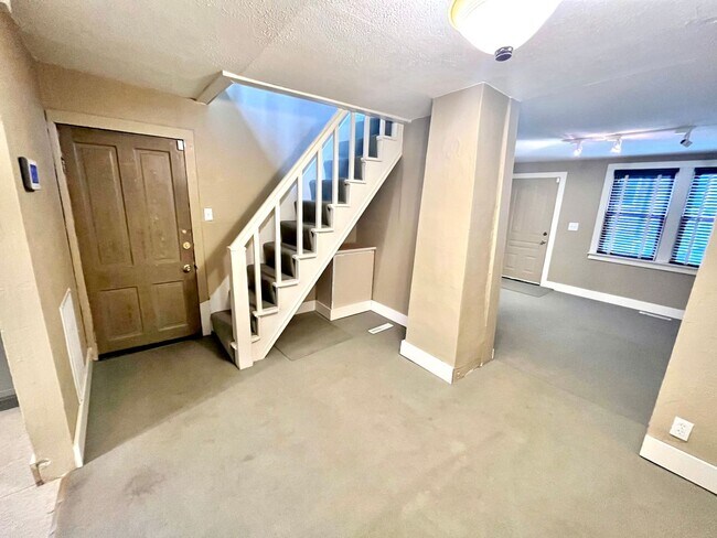 Building Photo - 424/424A, 424B W. Washington Street