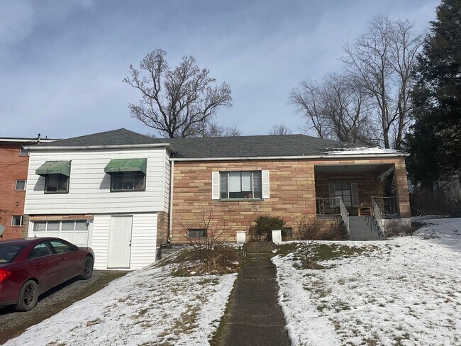 Building Photo - 3 Bedroom House located in Evansdale - Available 08/05!