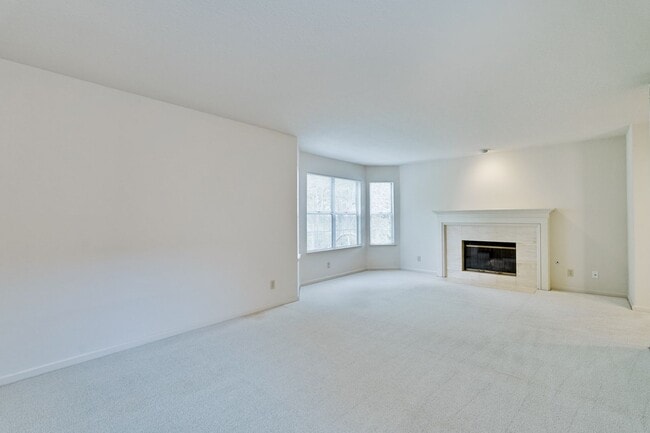 Building Photo - Lovely and spacious 3BR 2.5BA townhouse in...