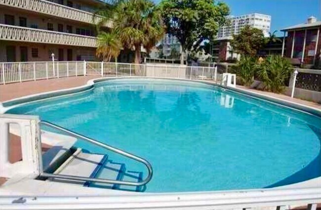 Building Photo - Spacious 1-Bed Condo in Sutton House – 974...