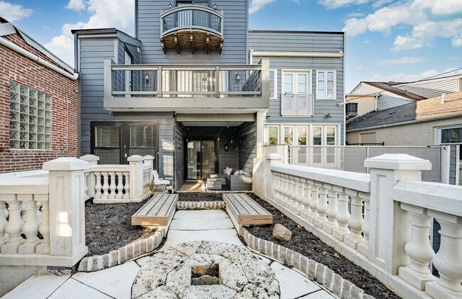 Building Photo - 235 E Market St