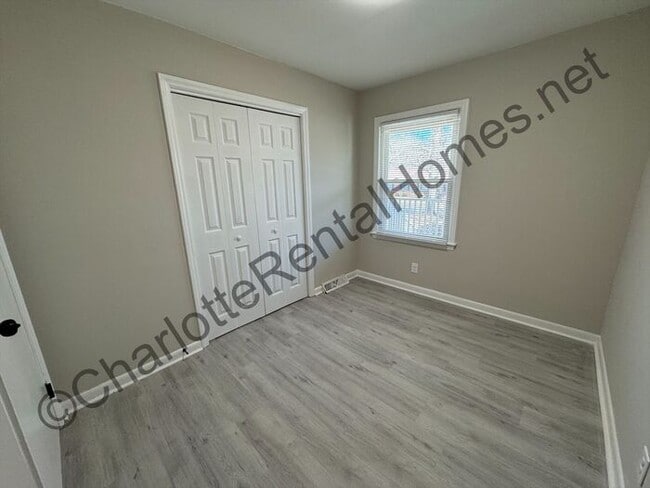 Building Photo - Fully updated 3 bedroom, 2.5 bath home in Monroe!