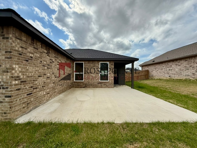 Building Photo - Tour Today! 3 Bedroom, 2 Bathroom Home in Lindale!