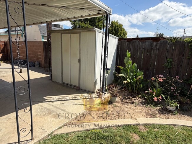 Building Photo - 233 E Lois Ave