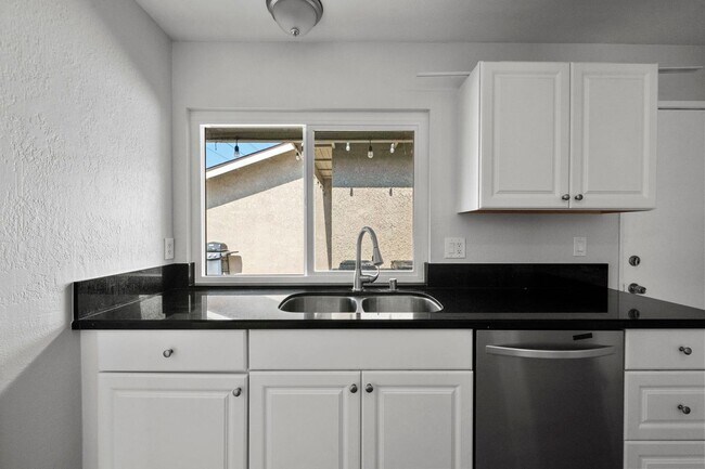 Building Photo - 1605 Carmel Cir E