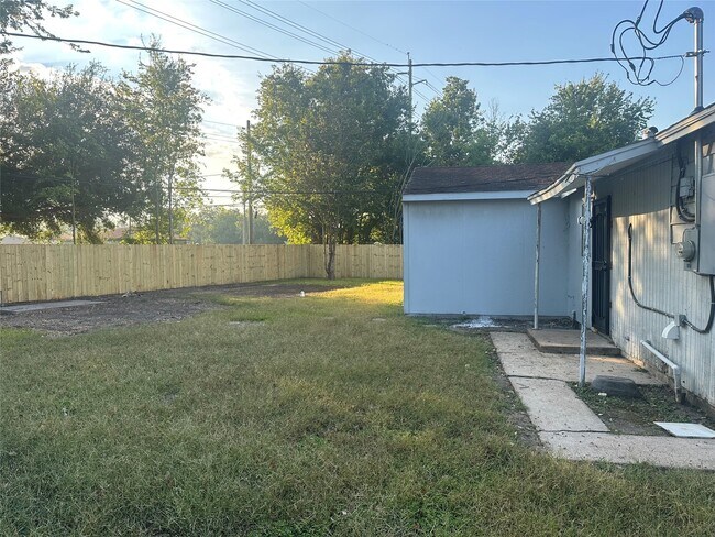 Building Photo - 9301 Chesterfield Dr