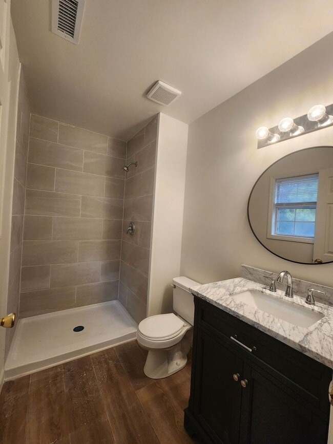 Building Photo - Charming 3 bedroom home in the Hubert area