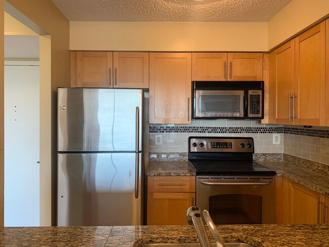 Building Photo - Rarely Available Penthouse 1BD/1BA in Gros...