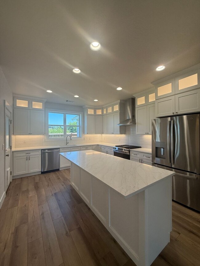 Building Photo - Beautiful New 3 Bed, 2 Bath Home in Northeast Medford