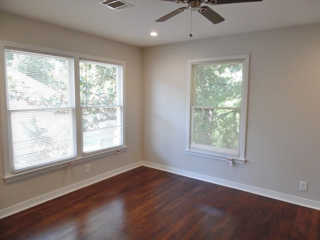 Building Photo - Total Remodel Townhome-Like Unit in Berkel...