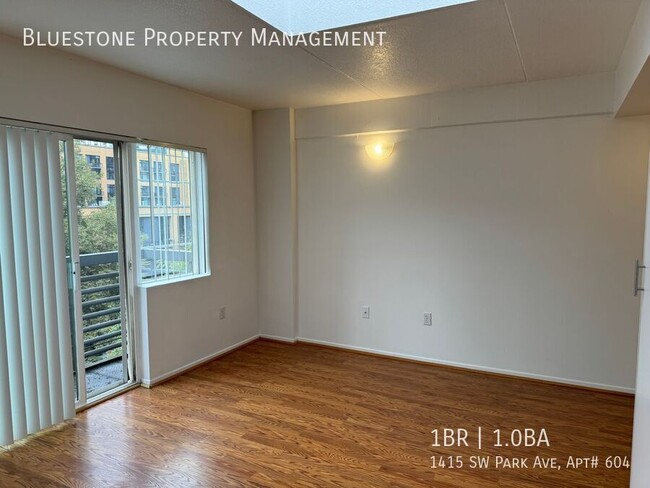 Building Photo - MOVE IN READY! Skylit 1 Bedroom on the Par...